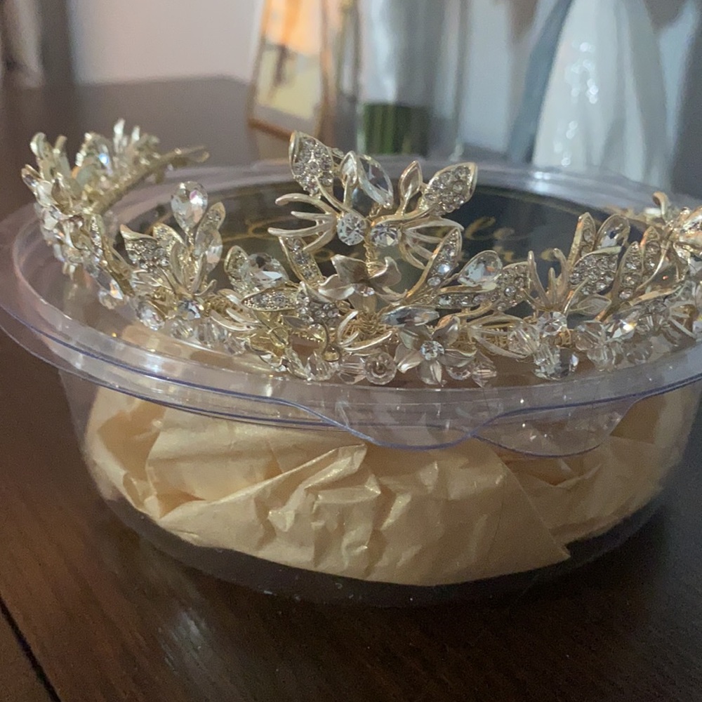 Beautiful tiara in gold with white rhinestones